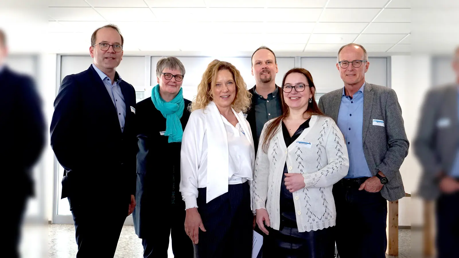 Kreis Höxter und Bezirksregierung Detmold haben Schulleitungen mit einer Veranstaltung über das Thema KI informiert (v.l.): Meinolf Klahold, Schuldezernent der Bezirksregierung, Maria Komm, Schulrätin des Kreises Höxter, Patricia Arendes-Meyn, Leiterin der Peter-Hille-Schule in Nieheim, Dominic Gehle, Leiter der Abteilung Bildung und Integration des Kreises Höxter, Kreisdirektorin Manuela Kupsch und Michael Uhlich, Abteilungsleiter Schule der Bezirksregierung Detmold. (Foto: Kreis Höxter)