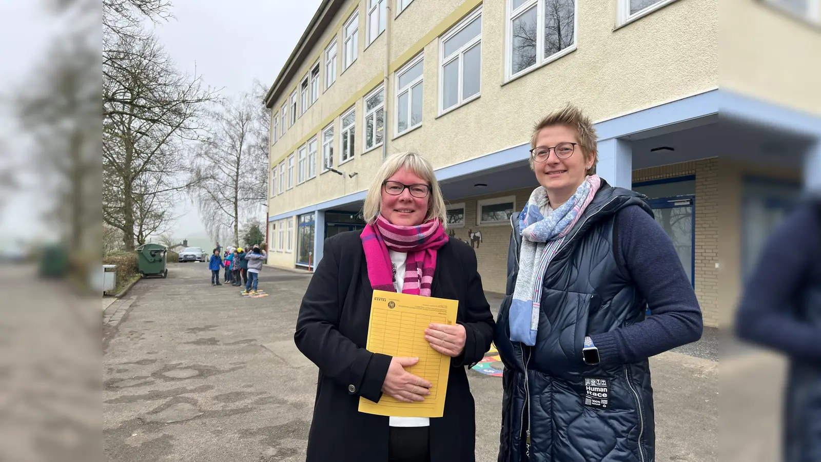 In Naumburg gibt es bereits ein Ganztagsangebot an der Grundschule: Schuldezernentin Silke Engler und Fachdienstleiterin Schulorganisation Michaela Mayer zu Besuch an der Elbetalschule.  (Foto: Landkreis Kassel)