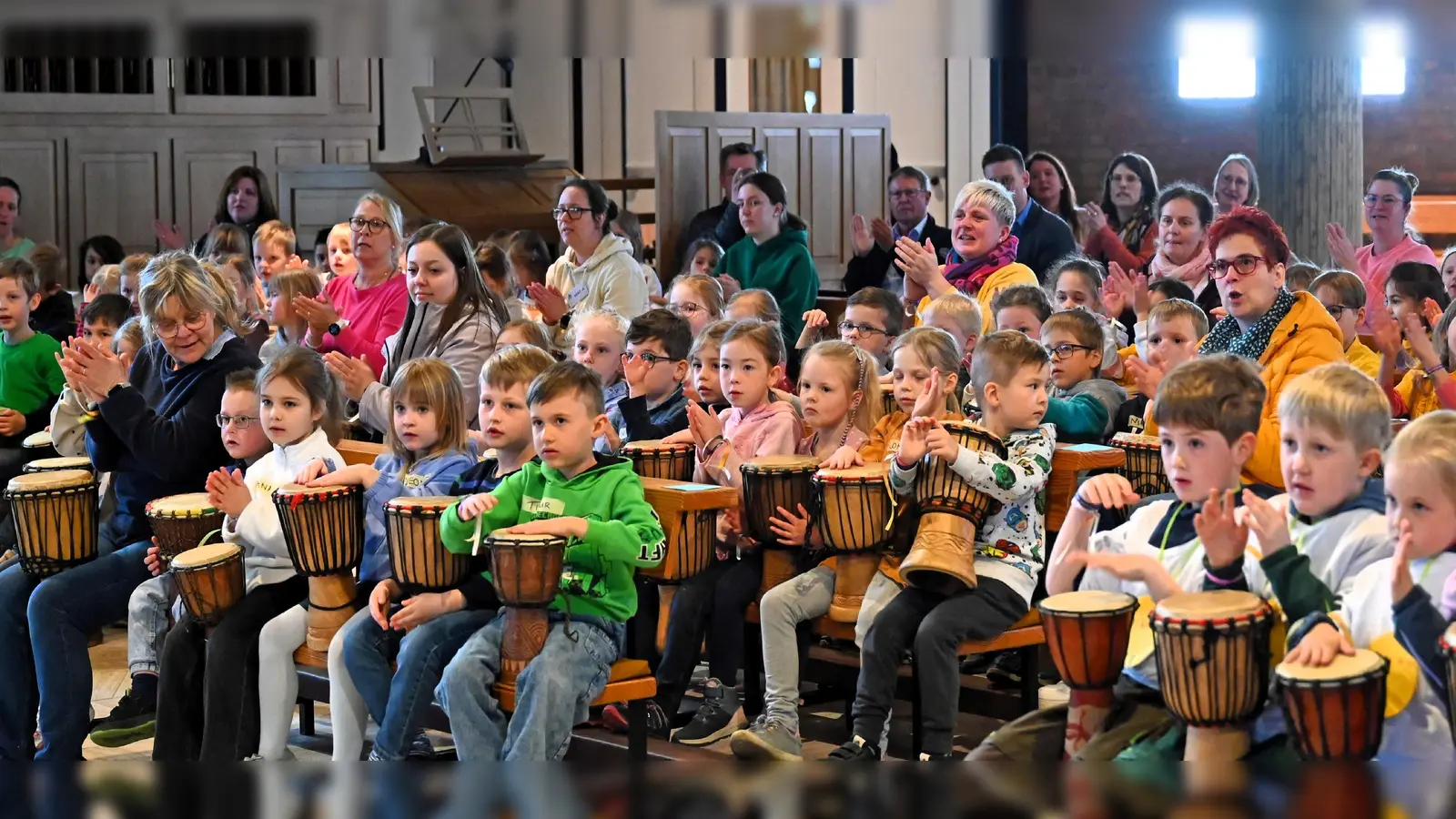 Angehende Schulkinder aus 34 Kindertagesstätten im Kreis Höxter gingen als krönenden Abschluss der Aktion „Solibrot tut Kindern gut“ auf eine spannende Trommelreise nach Afrika. (Foto: Kath. Kindertageseinrichtungen Hochstift gem. GmbH)