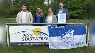 V.l.: Marcel Schiller (2. Vorsitzender), Angelika Abermit (BeSte Stadtwerke), Vanessa Weberbartold<br>(BeSte Stadtwerke) und Michael Brockmann (1. Vorsitzender). (Foto: privat)