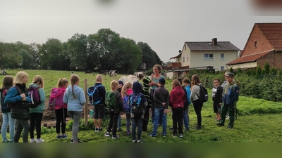 Bei einer Führung auf einem Biobauernhof erklärte Bäuerin Heike Schäfer-Jacobi so einiges über artgerechte Tierhaltung. (Foto: Generationenverein)