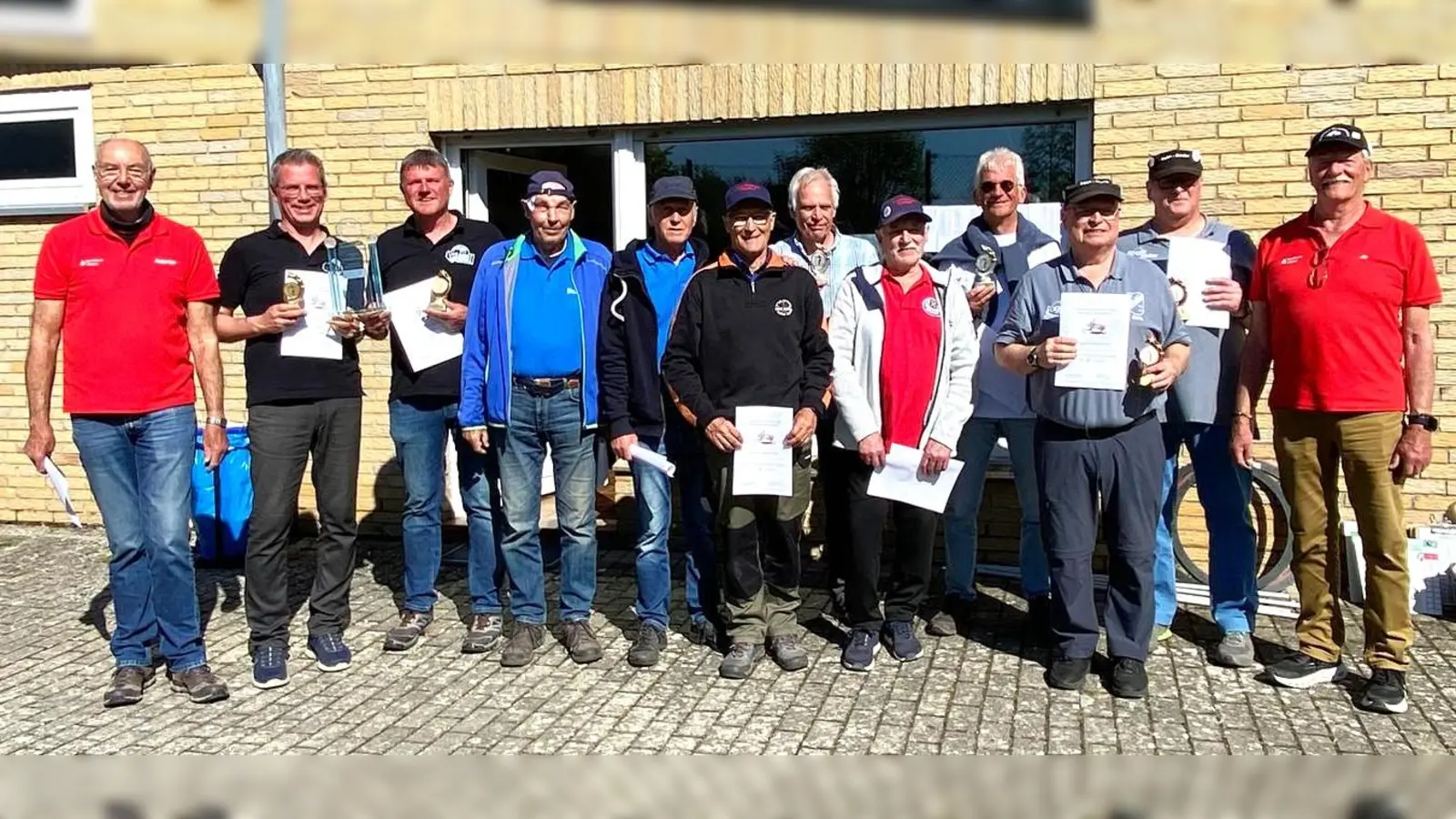 Turnierleiter Hubertus Hartmann, die Pokalgewinner Ralf Dierkes und Dietmar Wiegartz (Körbecke), die Fünftplatzierten Helmut Schrader und Heinrich Struck (Brakel), Detlef Strehl und Fred Hendrix (Oesdorf, Rang vier), Richard Wiemers und Udo Petermann (Altenbeken, Platz zwei), Charly Pennig und Karl Rohde (Bonenburg, Rang drei) sowie BSG-Boule-Abteilungsleiter Jo Evers. Foto: Uwe Kazubski (Foto: privat)