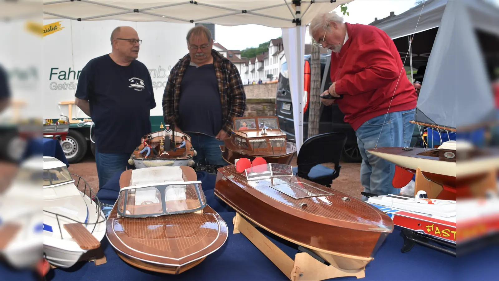 Auf dem Hafenbecken flitzen die Modellboote des Schiff-Modell-Clubs Höxter. (Foto: Barbara Siebrecht)