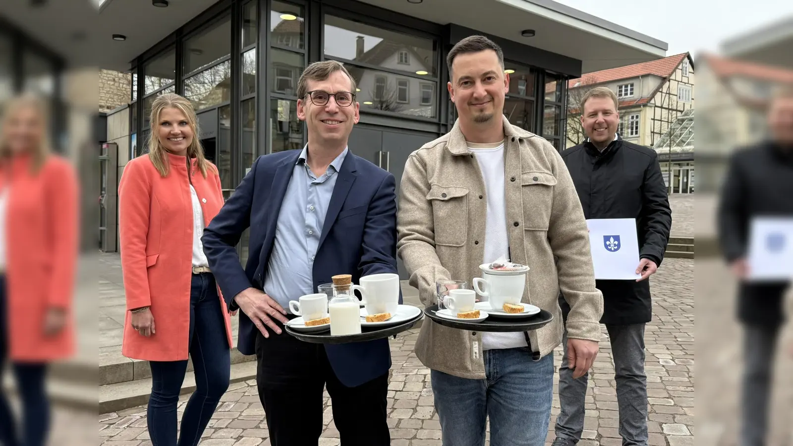 Im neuen Café auf dem Neustadt-Marktplatz wird es unter anderem ein Frühstücksangebot und Kaffee-Variationen geben. Teresa Busch (links, Stadtwerke Warburg GmbH), Bürgermeister Tobias Scherf, der neue Pächter Walter Frühauf und Wirtschaftsförderer Sören Spönlein freuen sich auf den Start des neuen Cafés, der für das Frühjahr 2026 geplant ist.  (Foto: Hansestadt Warburg)