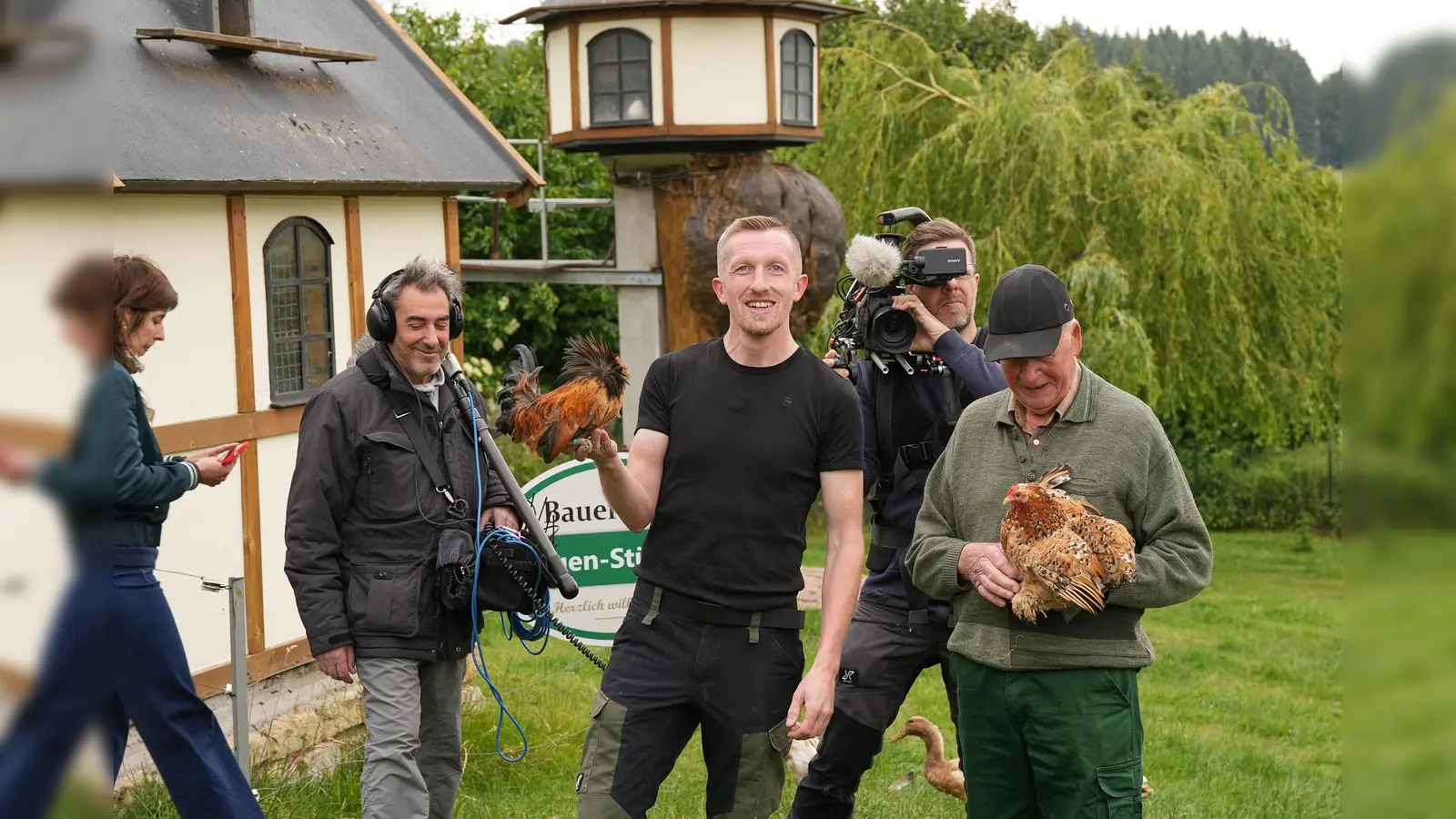 Michael Peine mit dem Filmteam während der Dreharbeiten auf seinem Hof in Pömbsen. (Foto: privat)