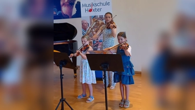Violinschülerinnen musizieren gemeinsam mit Ihrer Lehrerin, Anina Dohrmann. (Foto: Musikschule/Stadt Höxter)