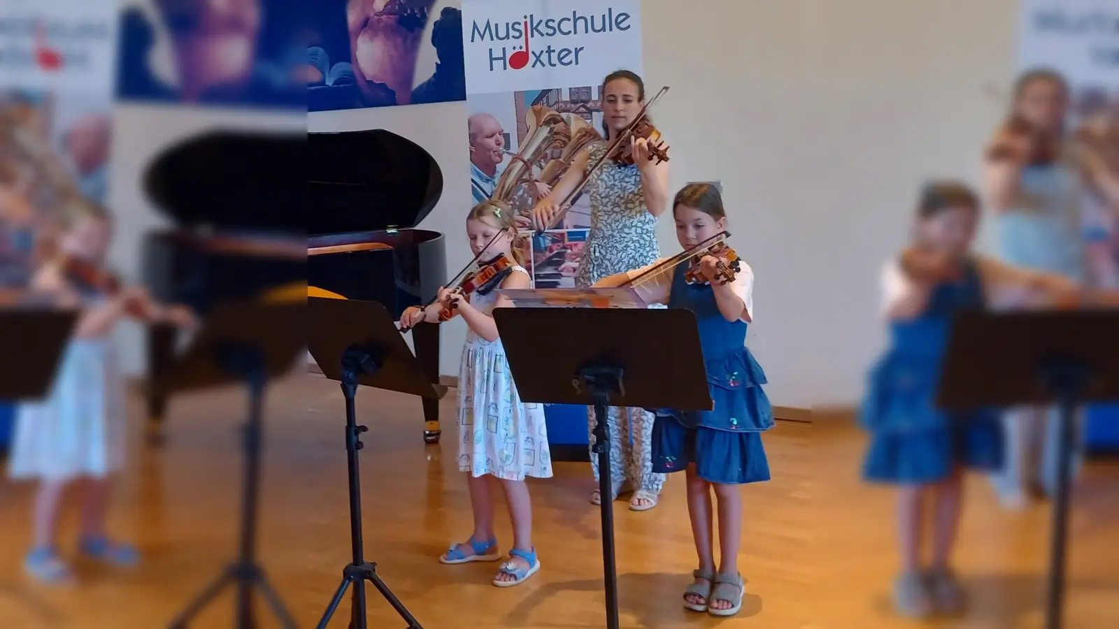Violinschülerinnen musizieren gemeinsam mit Ihrer Lehrerin, Anina Dohrmann. (Foto: Musikschule/Stadt Höxter)