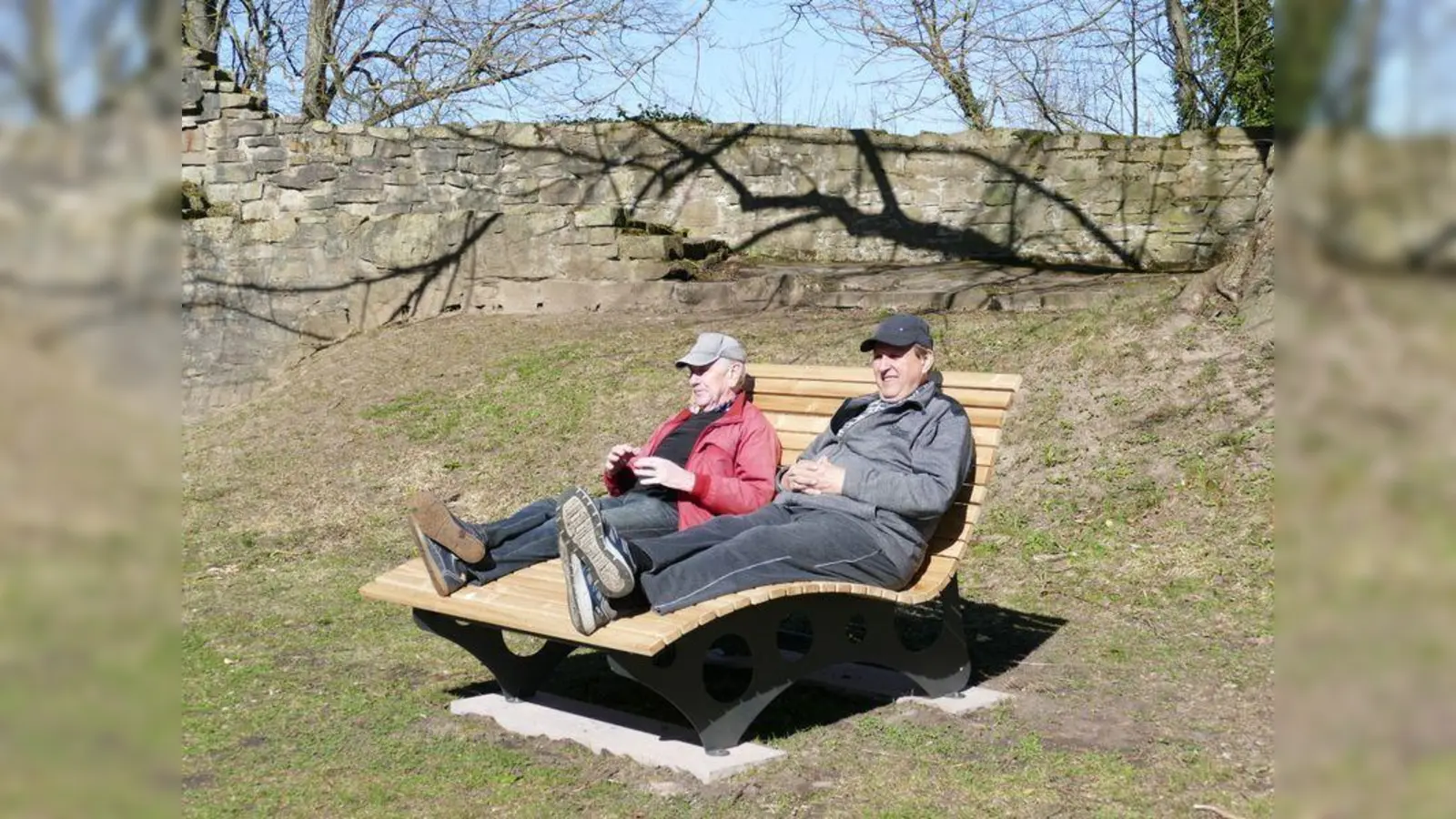 Die beiden Hauptsponsoren Bernd Breher (l.) und Detlef Schiweck auf den neuen Himmelsliegen. (Foto: Foto: Detlef Schiweck)