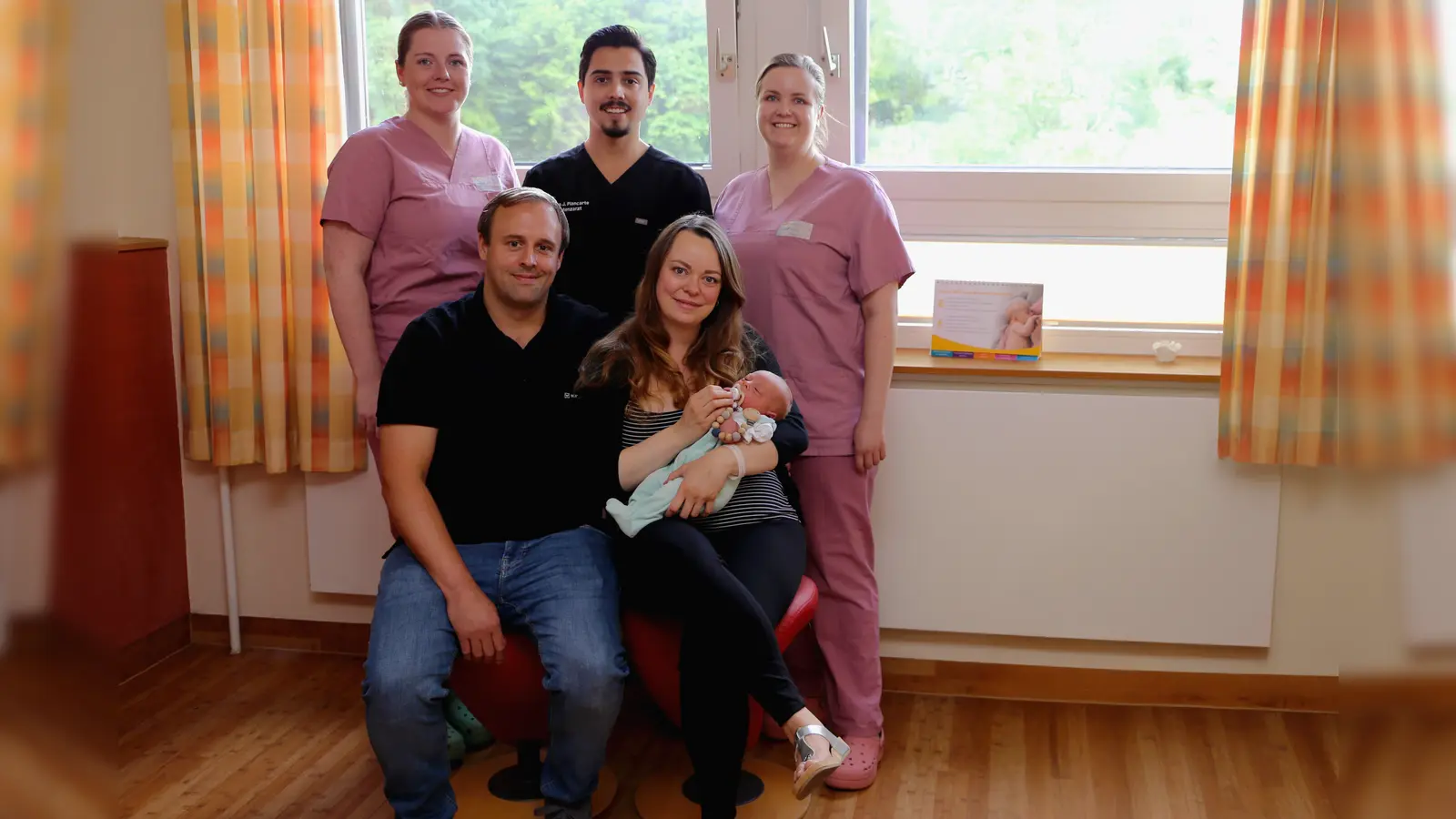 Niklas ist das 555. Baby, das in diesem Jahr im St. Ansgar Krankenhaus in Höxter zur Welt gekommen ist (hinten v.l.): Hebamme Antonia Spieker, Assistenzarzt Frauenklinik Alberto Jaime Plancarte und Teamleitung Viktoria Weber und (vorne v.l.) Vater Mathias und Mutter Jaqueline mit Niklas. (Foto: KHWE)