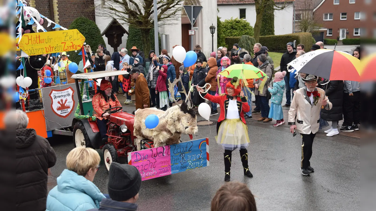 Der Straßenkarneval erobert das Höhendorf. (Foto: Marc Otto)