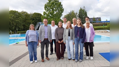 Die DLRG-Kräfte unterstützten das Bäderteam während der Sommer-Bad-Saison (v.l.): Britta Rehrmann (Bäderverwaltung), Bürgermeister Alexander Kleinschmidt, Schwimmmeister Bernd Willeke, Jule Sofsky (DLRG), Julian Behler (Bäderteam), Katharina Sprenger (DLRG), Hans-Dieter Mönnikes, Lea Spieker und Quentin Ellebrecht (DLRG) sowie Maja Schulz vom Bäderteam. (Foto: Stadt Brakel)