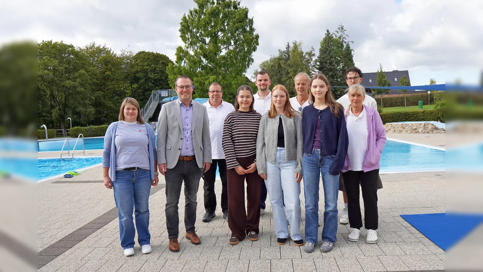 Die DLRG-Kräfte unterstützten das Bäderteam während der Sommer-Bad-Saison (v.l.): Britta Rehrmann (Bäderverwaltung), Bürgermeister Alexander Kleinschmidt, Schwimmmeister Bernd Willeke, Jule Sofsky (DLRG), Julian Behler (Bäderteam), Katharina Sprenger (DLRG), Hans-Dieter Mönnikes, Lea Spieker und Quentin Ellebrecht (DLRG) sowie Maja Schulz vom Bäderteam. (Foto: Stadt Brakel)