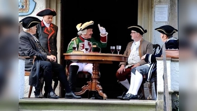 Das Münchhausen-Spiel auf der Rathaustreppe. (Foto: Samtgemeinde Bodenwerder-Polle/H. Brümmer)