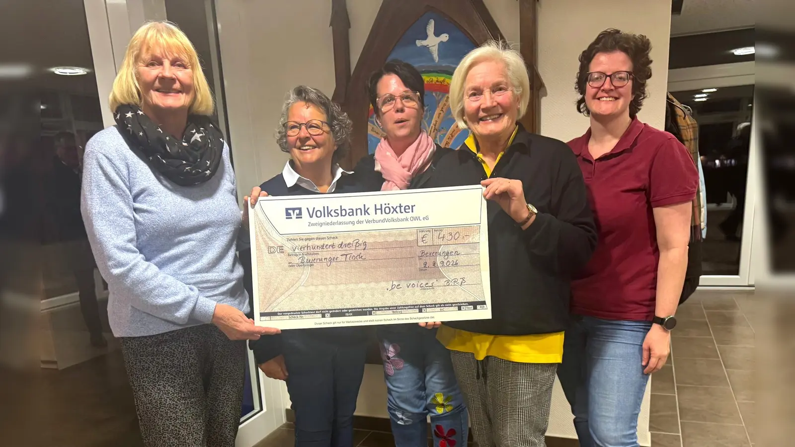 Über die Spendensumme freuen sich (v. l.) Gisela Koch (Tisch Beverungen), Brigitte Preuß, Daniela Henke (be voices), Gabi Häckel (Tisch Beverungen) und Loreen Friedrich (be voices) (Foto: Barbara Siebrecht)