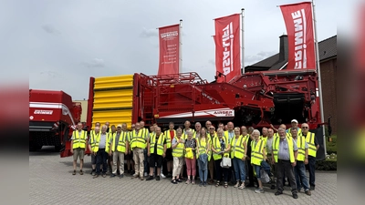 Die Reisegruppe war von der innovativen Technik beim Erntemaschinenhersteller Grimme beeindruckt.  (Foto: Georg Gievers)