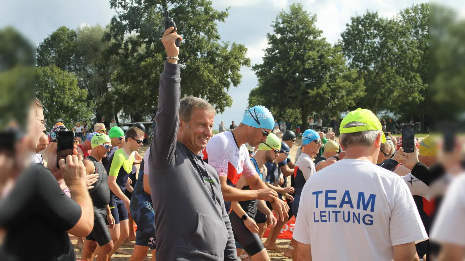 „Auf die Plätze, fertig, los“: Landrat Michael Stickeln hat vor einem Jahr den Startschuss beim Weserbergland-Triathlons vorgenommen. (Foto: Kreis Höxter)