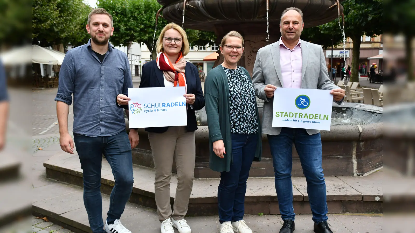 Die Sponsoren freuen sich über die große Beteiligung auch an den Schulen (v.l.): Moritz Hesping von der Gebäudewirtschaft des Landkreises, Stefanie Brüggemann (Prokuristin Elf Hallenbau), Inga Schaper (komm. Geschäftsführerin Stadtmarketing Holzminden) und Landrat Michael Schünemann in seiner Doppelfunktion als Schirmherr und Rotarymitglied. (Foto: Landkreis Holzminden/Peter Drews)