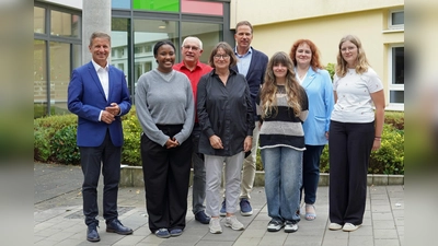 Sie freuen sich auf das 14. KulturForum vom 2. bis 4. Oktober in Brakel (v.l.): Landrat Michael Stickeln, Tarike Steinmann (FSJ Kultur am Berufskolleg Kreis Höxter), Gerhard Antoni (Leiter Kulturteam Berufskolleg Kreis Höxter), Anke Mallach (Gesamtschule Brakel) Michael Urhahne (Schulleiter Berufskolleg Kreis Höxter), Amy Gaentzsch (Schülerteam Gesamtschule), Sandra Florsch (Schulleiterin Gesamtschule) sowie Antonia Sprenger (Schülerteam Gesamtschule). (Foto: Stadt Brakel)