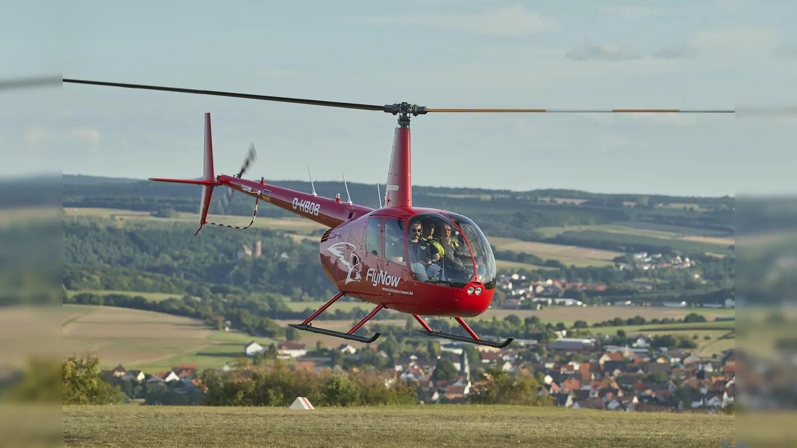 Auch der Hubschrauber von „Fly Now“ aus Kassel-Calden lud zu Rundflügen ein. <br> (Foto: Stefan Bönning)