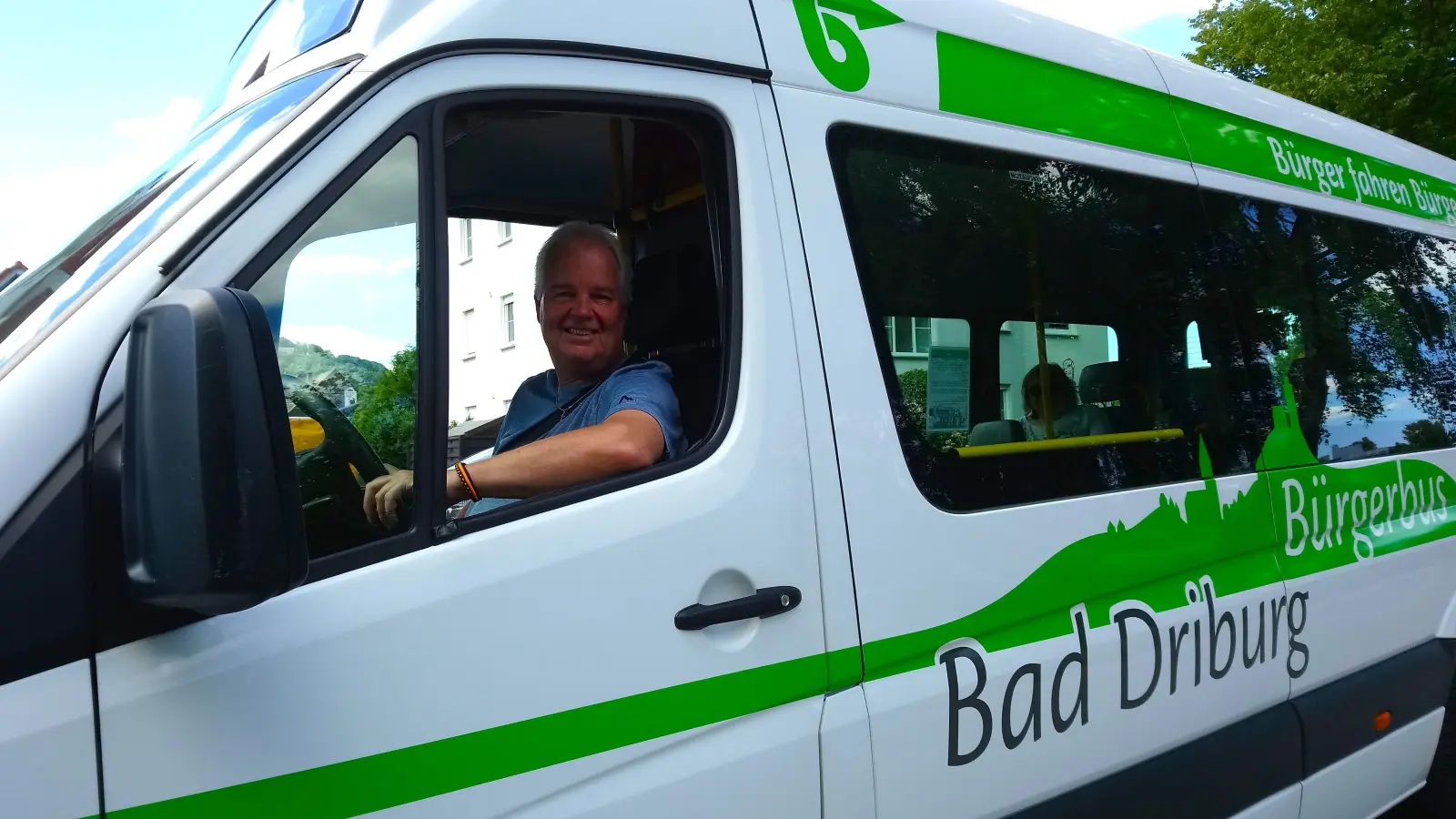 Bürgerbusfahrer Eelco unterwegs auf seiner Tour durch Bad Driburg. (Foto: Doris Dietrich)