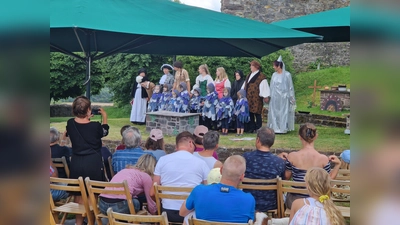 Szene aus dem Aschenputtelspiel auf der Burg Polle. (Foto: privat)