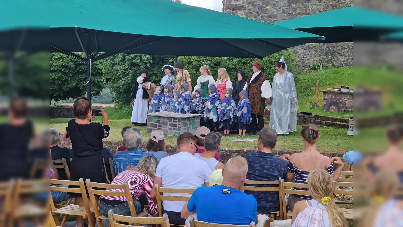 Szene aus dem Aschenputtelspiel auf der Burg Polle. (Foto: privat)