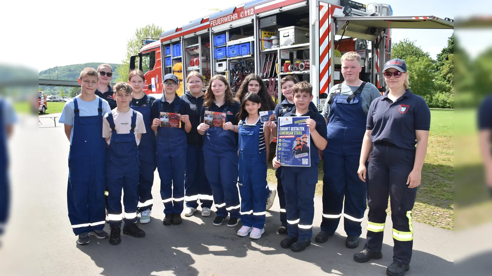 Die Jugendfeuerwehren Lauenförde und Beverungen stellten sich am Weserufer vor. (Foto: Barbara Siebrecht)