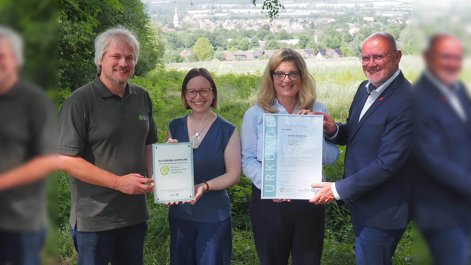 Mit der Urkundenübergabe durch den Zweckverband Naturpark Teutoburger Wald/ Eggegebirge ist die Stadt Nieheim offiziell die erste Naturpark-Kommune im Kreis Höxter (v.l.): Dr. Henning Arnecke (Naturpark Teutoburger Wald/ Eggegebirge), Theresa Trautmann (Stadt Nieheim), Dörte Pieper (Geschäftsführerin Naturpark Teutoburger Wald/ Eggegebirge), Johannes Schlütz (Bürgermeister Stadt Nieheim). (Foto: Josef Köhne)