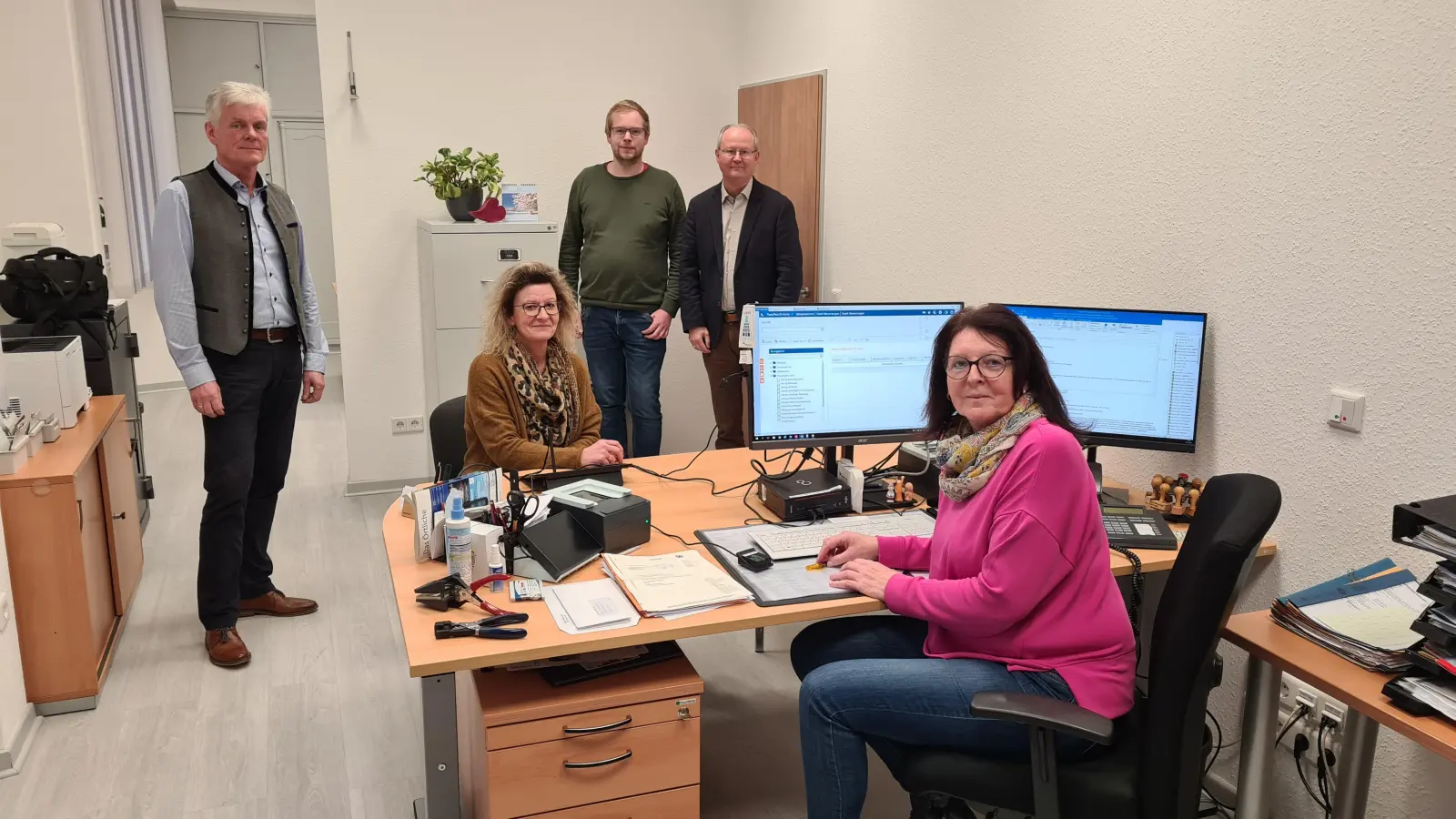 Die Räume des neuen Bürgerbüros mit den Mitarbeiterinnen Sonja Böker (r.) und Severine Stephan sowie Norbert Villmer (l.), Michael Graßhoff (Mitte) und Bürgermeister Hubertus Grimm.  (Foto: Peter Vössing )
