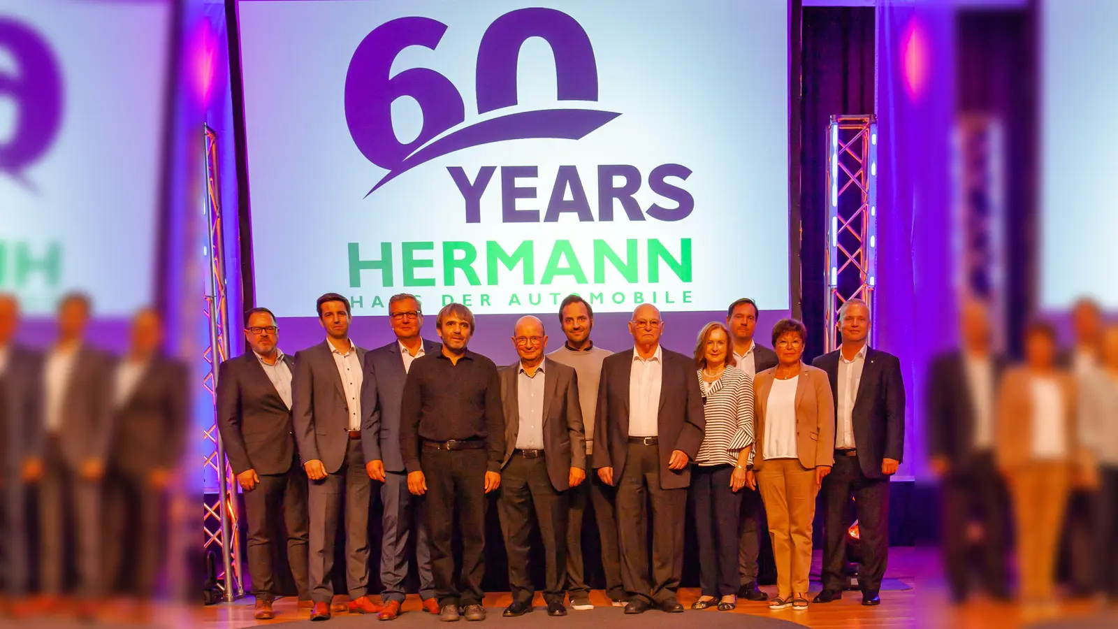 V.l.: Uwe Altmann (Vertriebsleitung Renault/Dacia), Jan Scholz (Prokurist/kfm. Leitung), Michael Zimbal (Geschäftsführer), Thorsten Hermann (Aufsichtsratsvorsitzender), Wolfgang Hermann, Peter Hermann (Aufsichtsrat), Klaus Hermann, Jutta Gebhardt (Aufsichtsrat),<br>Steffen Dreßler (Geschäftsführer), Margret Ulma (Geschäftsführerin) und Daniel Gebhardt (Geschäftsführer/Vertriebsleitung Ford). (Foto: privat)