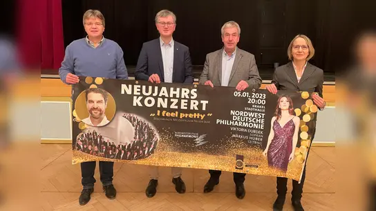 V.l.: Markus Krömeke, Schatzmeister des Kulturrings Brakel, Friedrich Luchterhandt, Künstlerischer Betriebsdirektor der NWD, Bürgermeister Hermann Temme und Elisabeth Lappe-Oeynhausen, Vorstandsmitglied des Kulturrings freuen sich bereits auf den musikalischen Neujahrsgruß. (Foto: Marc Otto)