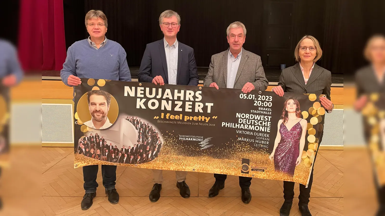 V.l.: Markus Krömeke, Schatzmeister des Kulturrings Brakel, Friedrich Luchterhandt, Künstlerischer Betriebsdirektor der NWD, Bürgermeister Hermann Temme und Elisabeth Lappe-Oeynhausen, Vorstandsmitglied des Kulturrings freuen sich bereits auf den musikalischen Neujahrsgruß. (Foto: Marc Otto)