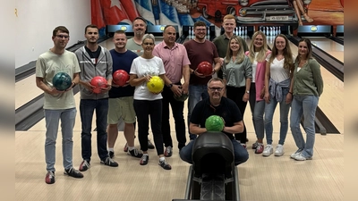 Die erfolgreich abgeschlossenen Aus- und Weiterbildungen wurden in diesem Jahr beim gemeinsamen Bowling gefeiert: (v.l.) Torsten Stamm, Philipp Wojtecki, Dion Gundlach, Martin Skatulla vom Gesamtpersonalrat, Personalbereichsleiterin Claudia Bonefeld, Landrat Michael Schünemann, Manuel Blanke, Bernd Schaper vom Personalrat, Fabian Henke, Isabelle Besser aus dem Bereich Personal, Saskia Süper, Franziska Schneemann und Nicole Sagljada. (Foto: Landkreis Holzminden)