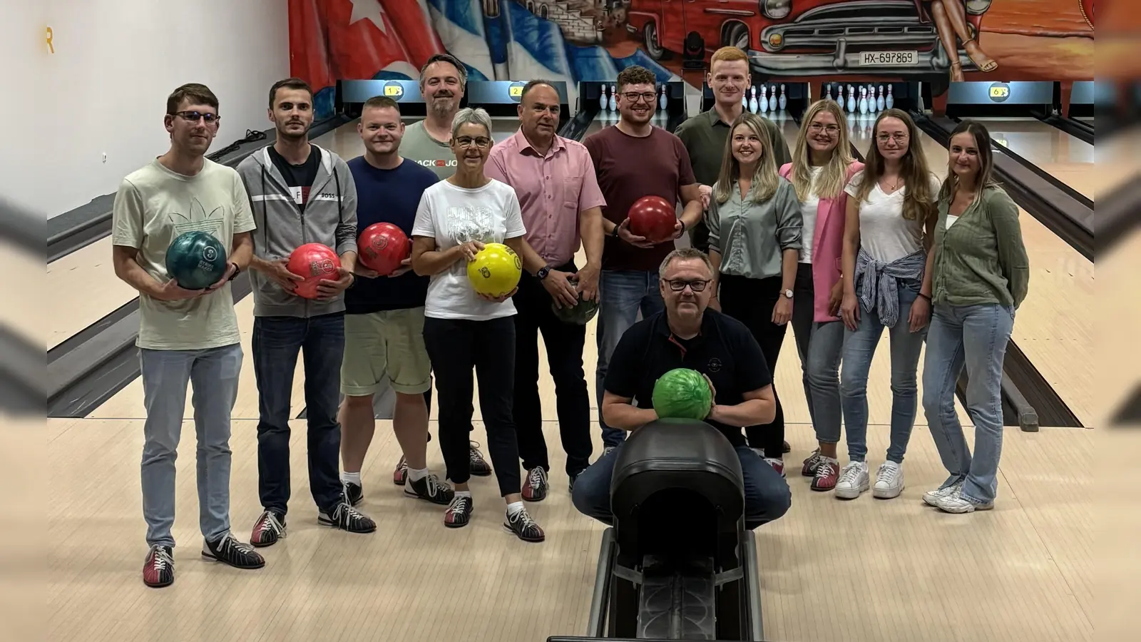 Die erfolgreich abgeschlossenen Aus- und Weiterbildungen wurden in diesem Jahr beim gemeinsamen Bowling gefeiert: (v.l.) Torsten Stamm, Philipp Wojtecki, Dion Gundlach, Martin Skatulla vom Gesamtpersonalrat, Personalbereichsleiterin Claudia Bonefeld, Landrat Michael Schünemann, Manuel Blanke, Bernd Schaper vom Personalrat, Fabian Henke, Isabelle Besser aus dem Bereich Personal, Saskia Süper, Franziska Schneemann und Nicole Sagljada. (Foto: Landkreis Holzminden)