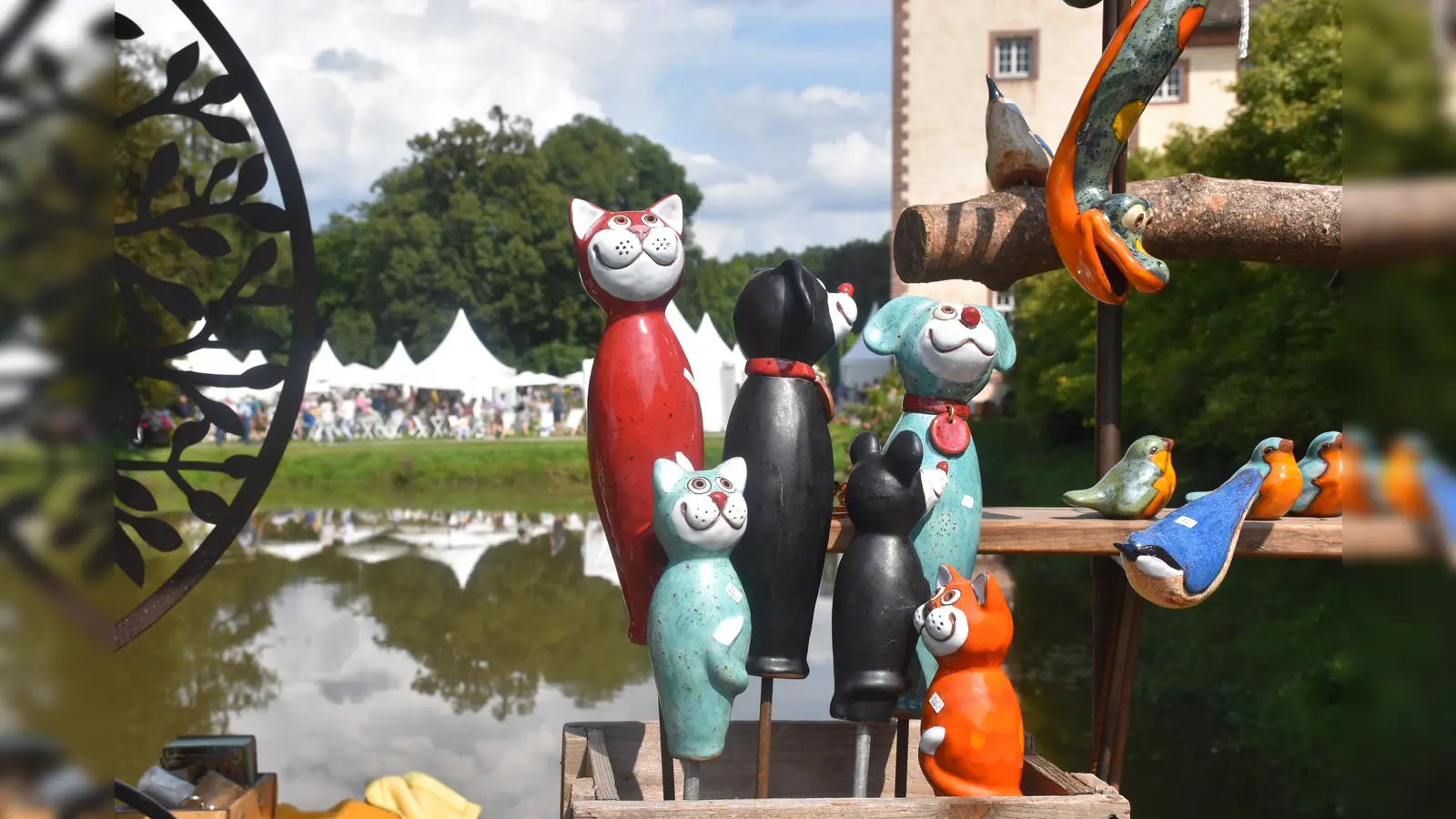 Witzige Gartenstecker und edle Porzellanvasen, die Angebotspalette war breit.  (Foto: Barbara Siebrecht)