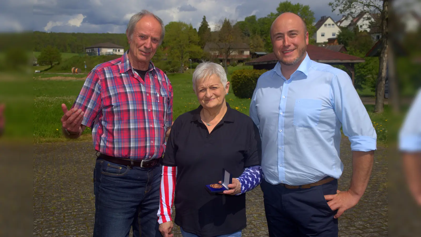 Die Geehrte Barbara Munko mit Martin Lange, Bürgermeister von Trendelburg, und Dieter Uffelmann, Vorsitzender des SV Trendelburg. (Foto: Ullli Malz)