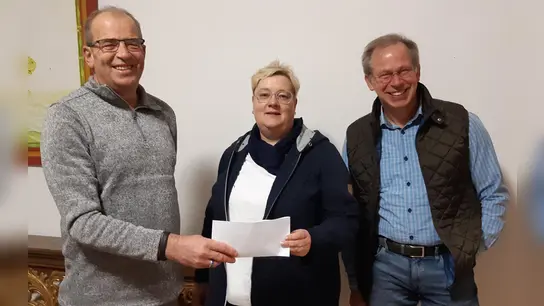 Michael Saalfeld (links) erhält die Spende von der 1. Vorsitzenden Stefanie Wiedemeier und Chorleiter Christoph Johlen. (Foto: privat)