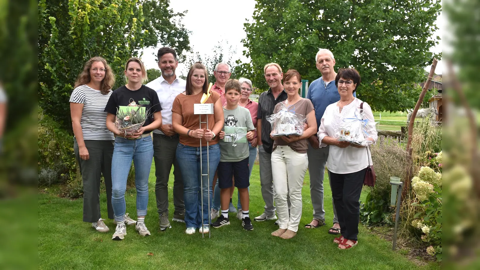 Bei der Siegerehrung (v. l.): Verena Hoppe (Beverungen Marketing), Anna Wohlgemut (Sponsorin), Bürgermeister Tino Wenkel, Siegerin Marina Rudolph mit ihren Eltern Hans-Georg und Anne Tetgethoff und Sohn Henri und die Gewinner der beiden punktgleichen 3. Plätze Burghardt und Ursula Dohmann und Victor und Nadja Rau.  (Foto: Barbara Siebrecht)