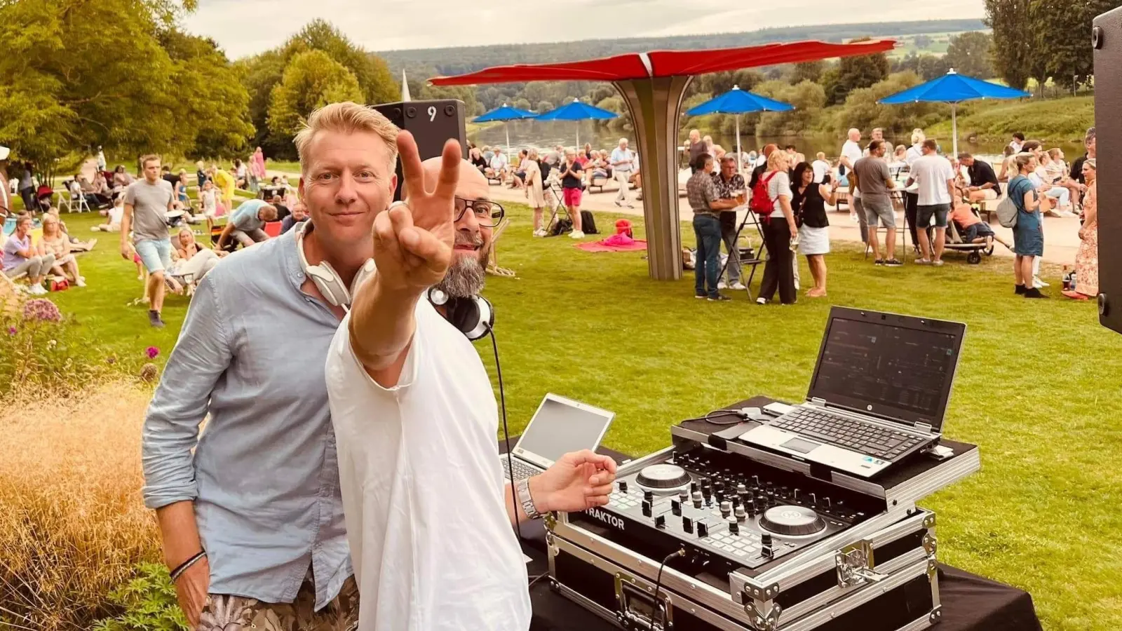 Die Höxteraner Dj`s Markus Finger (l.) und Marcus Stiera (r.) legen Sommerbeats zum Sonnenuntergang auf. (Foto: Bürgerstiftung Höxter)