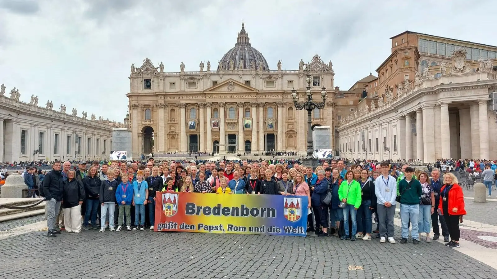 Gruppenbild auf dem Petersplatz zur Papstaudienz am 23. Oktober 2024. (Foto: Uwe Ritschel)