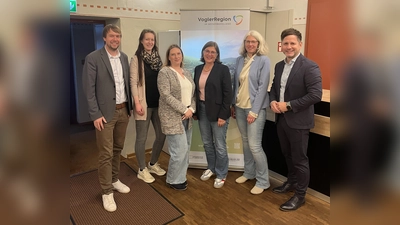 V.l.: Sebastian Rode, neuer LAG-Vorsitzender, Jennifer Pickhard, Geschäftsstelle VoglerRegion, Trisha Daniel, Regionalmanagement, Dr. Jutta Klüber-Süßle, Geschäftsstelle, Christine Bossow, Regionalmanagement, und Tino Wenkel, ehemaliger Vorsitzender. (Foto: Tino Wenkel)