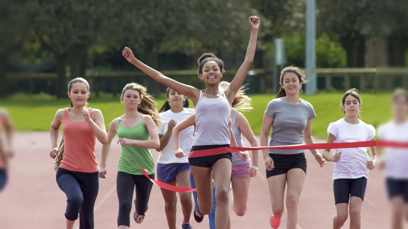 Das gemeinsame Training und das Anfeuern wecken bei den Kindern und Jugendlichen Spaß und ein unvergessliches Teamgefühl. Gemeinsam Laufen ist gesund, steigert die körperliche Fitness und fördert das Gemeinschaftsgefühl.  (Foto: AOK/hfr)