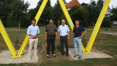 Die Kritik an den Plänen der Bundesgesellschaft für Zwischenlagerung (BGZ) haben bei einem Treffen in Beverungen (2.von rechts), Boffzens Samtgemeindebürgermeister Tino Wenkel (v. l.), der Grüne Bundestagsabgeordnete Helge Limburg, Bürgermeister Hubertus Grimm und Lauenfördes stv. Bürgermeister Gerd Henke einmal mehr bekräftigt.  (Foto: privat)