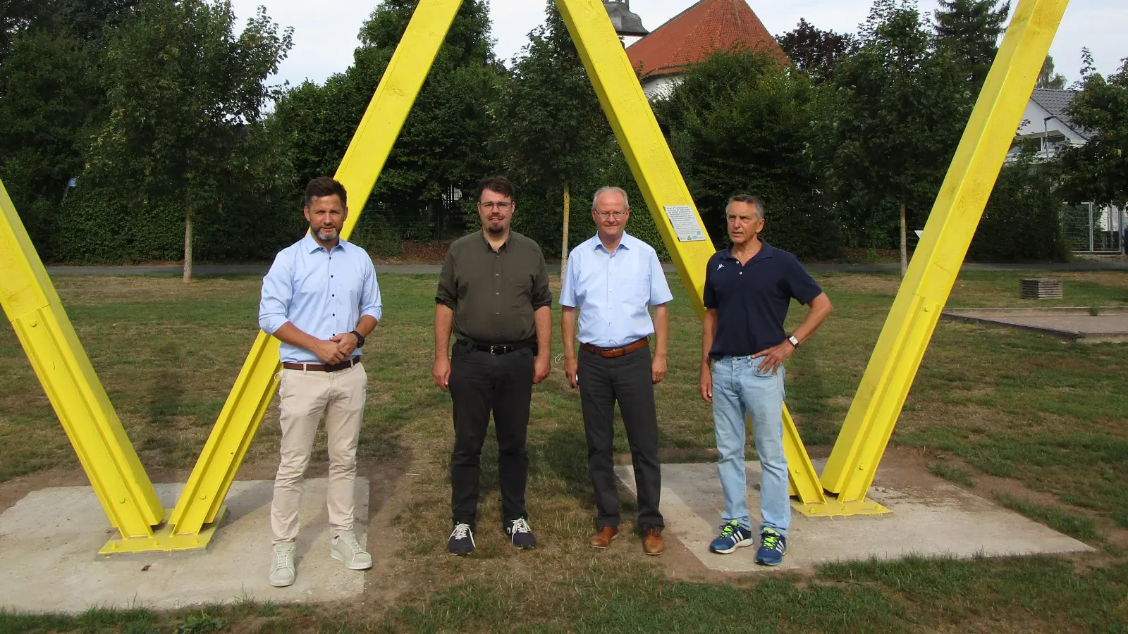 Die Kritik an den Plänen der Bundesgesellschaft für Zwischenlagerung (BGZ) haben bei einem Treffen in Beverungen (2.von rechts), Boffzens Samtgemeindebürgermeister Tino Wenkel (v. l.), der Grüne Bundestagsabgeordnete Helge Limburg, Bürgermeister Hubertus Grimm und Lauenfördes stv. Bürgermeister Gerd Henke einmal mehr bekräftigt.  (Foto: privat)