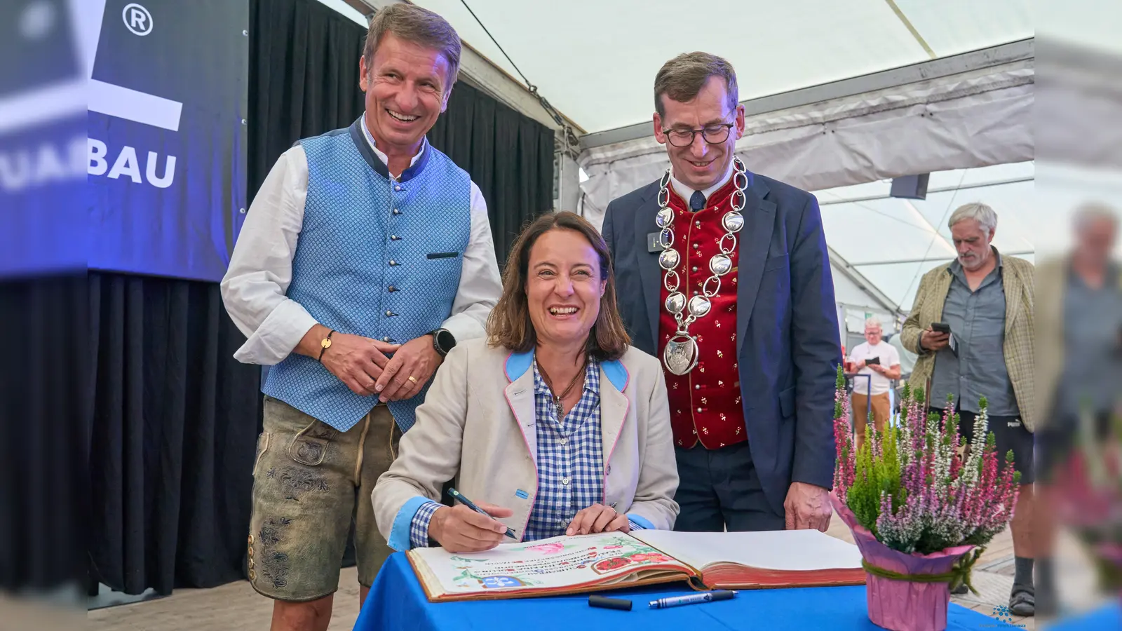 Eintrag ins Goldene Buch der Hansestadt Warburg: Landrat Michael Stickeln (links) und Bürgermeister Tobias Scherf (rechts) mit der Schirmherrin Anna Katharina Bölling. (Foto: Stefan Bönning)