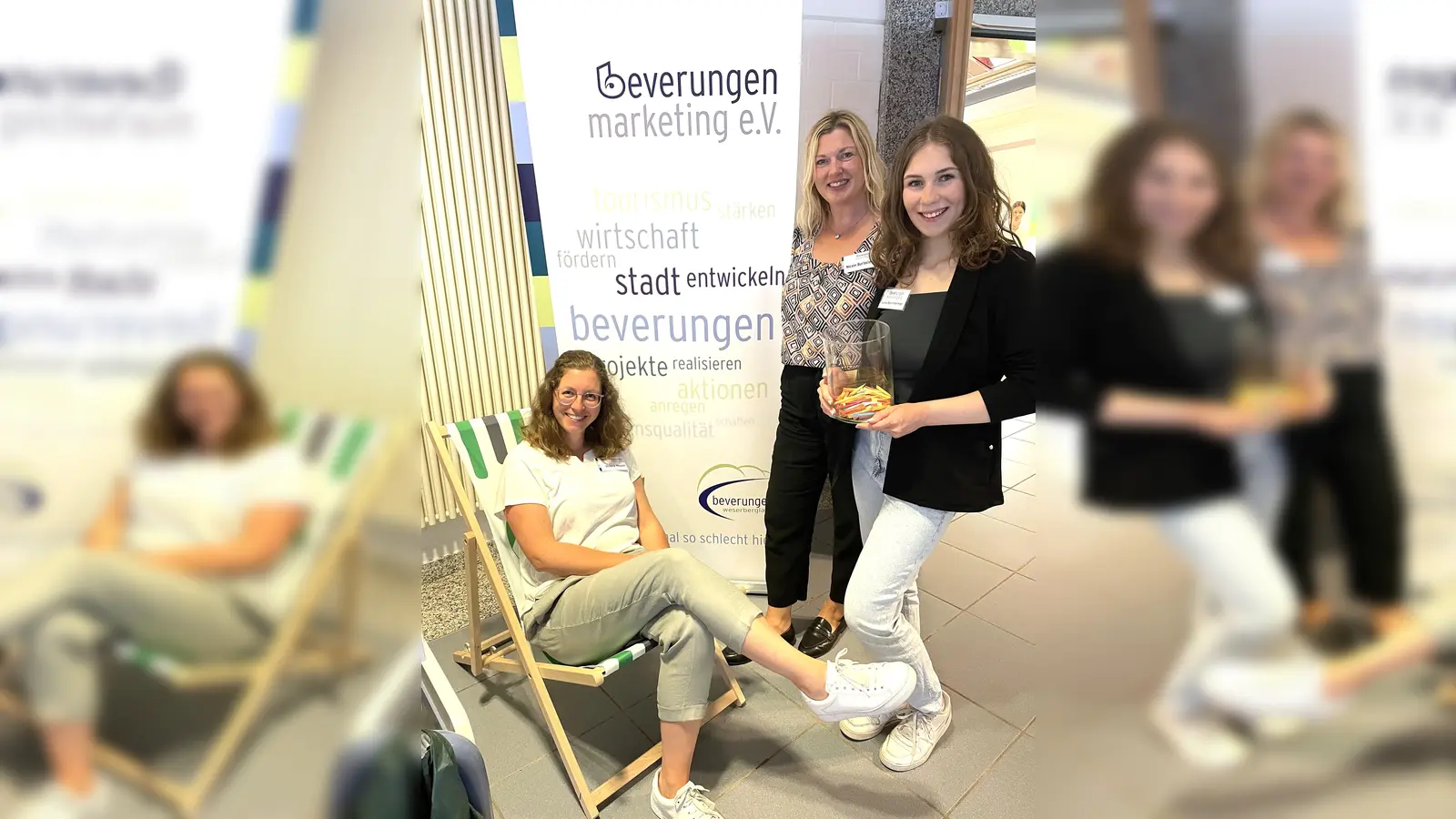 Das Team von Beverungen Marketing, (v. l.) Verena Hoppe, Nicole Bartolles und Lena Sternheimer freuen sich auf ein volles Haus bei der Ausbildungsmesse.  (Foto: Beverungen Marketing)