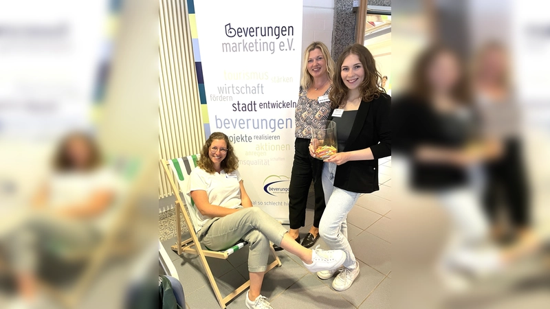 Das Team von Beverungen Marketing, (v. l.) Verena Hoppe, Nicole Bartolles und Lena Sternheimer freuen sich auf ein volles Haus bei der Ausbildungsmesse.  (Foto: Beverungen Marketing)