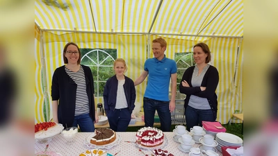 Andrea, Helena, Christian und Maria Hecker am Kuchenbuffet des Heimat- und Kulturvereins. (Foto: privat)