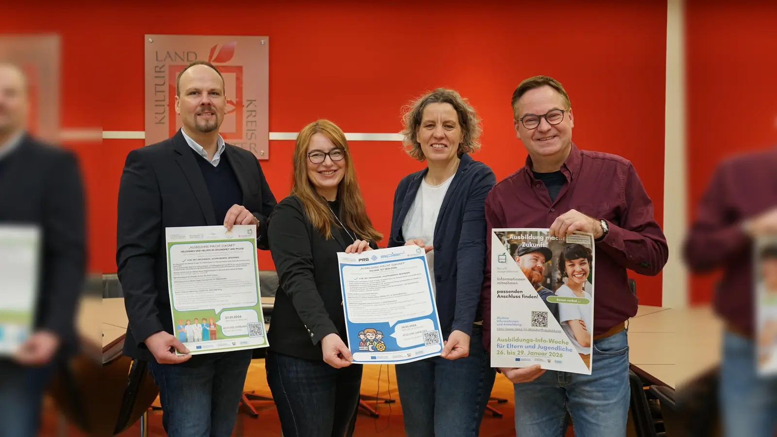 Laden Jugendliche und Eltern sehr herzlich zur Berufsorientierungswoche ein (v.l.n.r.): Dominic Gehle (Abteilungsleiter Bildung und Integration des Kreises Höxter), Kreisdirektorin Manuela Kupsch, Caroline Rieger und Nicolaus Tilly (Kommunale Koordinierungsstelle Übergang Schule-Beruf Kreis Höxter). (Foto: Kreis Höxter)