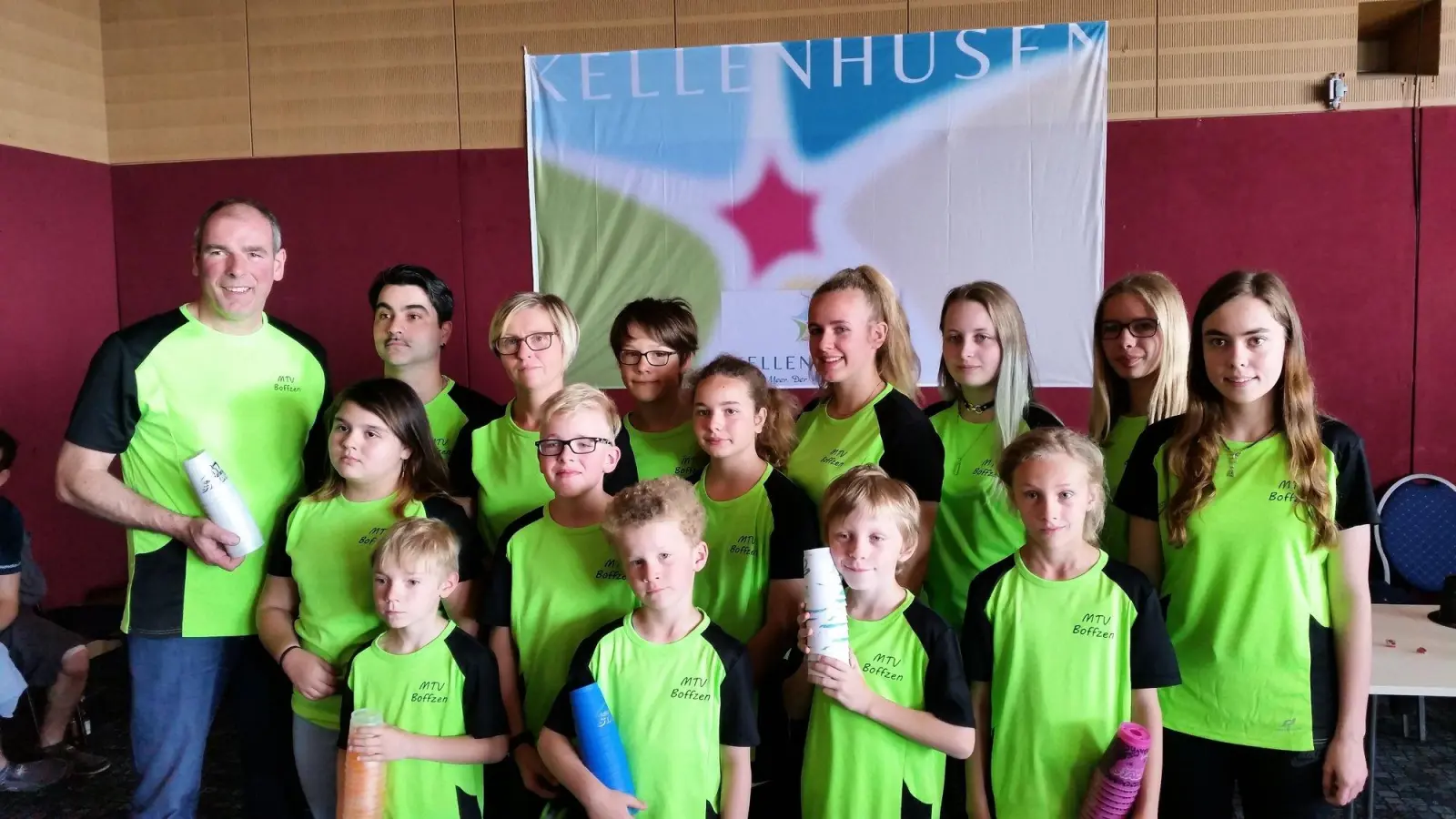 Die Speedy cUP!s in ihren neuen Trikots: (hinten, v. l.) Jörg Schilcher, Marcello Mulas, Verena Steingrebe, Lukas Steingrebe, Alina Schilcher, Anna Steinwachs, Laura Schilcher, (Mitte, v. l.) Felicia Mulas, Nico Schilcher, Kaja Schilcher, Alea Potarzyk, (vorne v. l.) Luca Groth, Lasse Schäfer, Lian Steingrebe und Paula Schäfer. (Foto: Foto: speedy cUP!s)